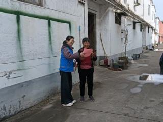 济宁市任城区南张街道刘后村网格员开展“筑牢‘防护网’ 守护群众‘钱袋子’”反诈骗宣传活动