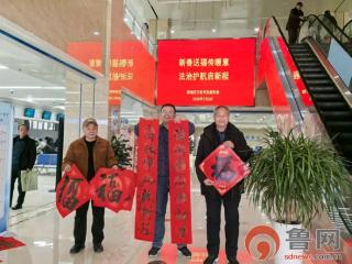 新春送福传暖意 法治护航启新程——薛城区审批服务局开展新春送福法治宣传活动