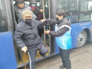 荣成公交 筑牢集市出行安全线