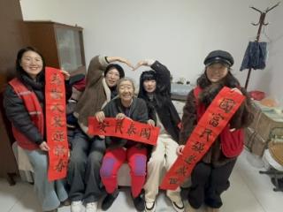 济宁市任城区李营街道枫阳社区开展“指尖年味·笔下新春”送春联志愿服务活动
