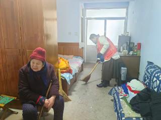 泰山区徐家楼街道白峪店子村妇联为老年公寓“焕新”送暖