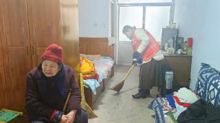 泰山区徐家楼街道白峪店子村妇联为老年公寓“焕新”送暖