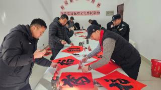 联花献瑞骏马迎春——梅山社区多方联动举办新春送福活动