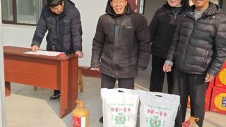 情暖小年 爱满桑榆——济南市莱芜区方下街道何家庄村为高龄老人送上新春福利