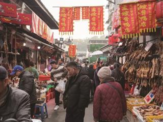 直播、录Vlog、拍“人生照片”……大马弄的烟火气通过“电子屏”飘扬全城