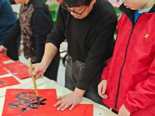石家庄市桥西区汇通街道：墨香迎新春 关爱暖人心