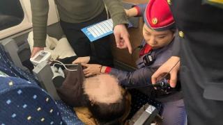 列车上的生命救援：15分钟紧急救助呼吸困难旅客转危为安