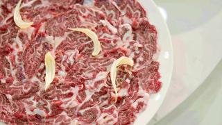 高明牛街春节不打烊，一马当“鲜”享团圆新年味