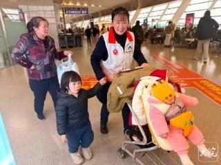 合肥机场“志愿红”守护春运路