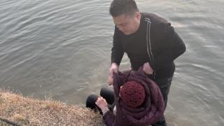颍上一男子纵身一跃 冰冷水中救出落水女子