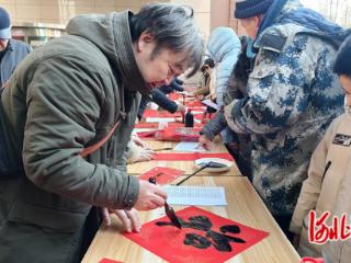 石家庄市长安区南翟营社区：省会书法名家进社区义务写春联