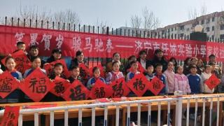 济宁市任城区李营街道苗营社区开展“笔墨贺岁 骏马驰春”新春送福志愿服务活动