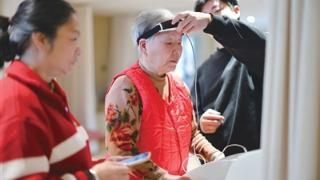 杭州新开了一个银发Mall AI按摩机器人、远红外晒背椅……免费体验