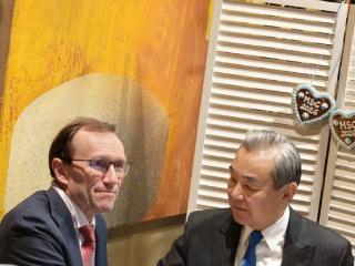 王毅会见挪威外交大臣艾德