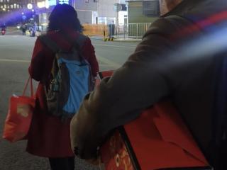 灯火暖归途，春运路上的团圆故事