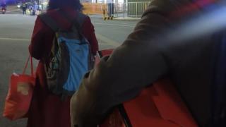 灯火暖归途，春运路上的团圆故事