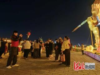 正定县：返乡大学生志愿服务古城墙灯会