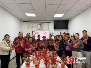 石家庄市新华区文苑社区开展“柿柿如意”年宵花手工制作活动