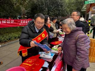 反诈宣传进社区 守袋护航迎新春—贵州银行岑巩支行联合开展岁末年初反诈防非集中宣传活动