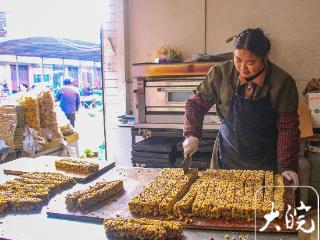 庐江：古法米糖香飘腊月 老手艺熬出“年滋味”