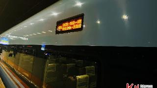 新春走基层丨D4533次列车上的归乡人:走得再远,也要回家过年