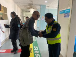 女童异物卡喉命悬一线 收费站工作人员合力急救