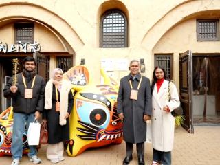 多国驻华使节及家人走进“只有河南·戏剧幻城”，感受地道新春年味儿