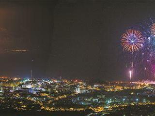 【网络中国节·春节】金焰映海峡 两岸同迎春——2026年海峡两岸春节焰火晚会点亮厦门金门夜空