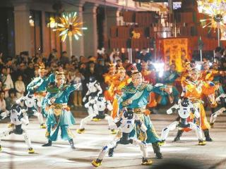 【网络中国节·春节】两岸数智非遗主题秀“科技艺阵”在中山路上演