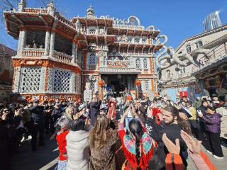 陶笛传情歌舞迎春 外国游客感受津城年味