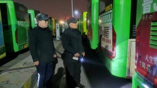 除夕夜的“能源守夜人”：充电桩旁，他们为城市“蓄”满新年的第一程