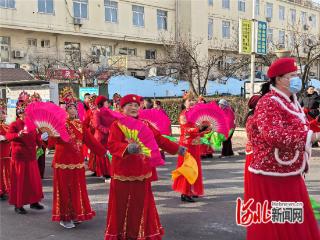 秦皇岛市北戴河区海滨镇开展新春“百人秧歌”活动