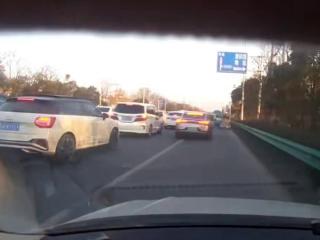 阜阳一患者急需送医，众车纷纷让出生命通道