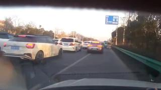 阜阳一患者急需送医，众车纷纷让出生命通道