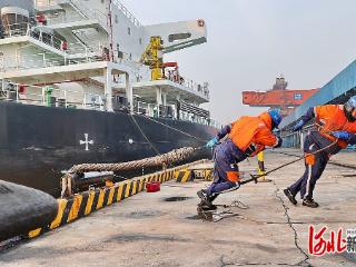 坚守岗位过佳节