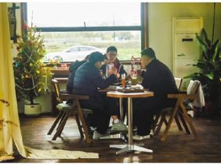 在田野深处 咖香留人春意浓