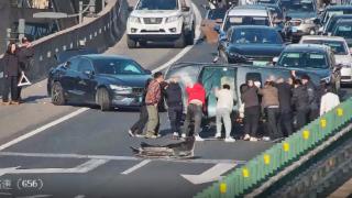 杭徽高速返程车流惊险一幕，十几个司机出手！监控记录下令人动容的4分钟