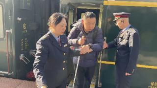 “三车长”高镜侠：列车上暖心调铺400余次 用真情温暖春运归途