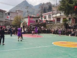 喜迎新春 以球会友 —— 普定县腊柳村举办第三十五届春节篮球运动会