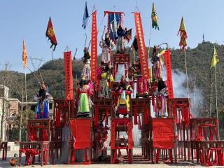 普定县下坝村：168张八仙桌搭起高台地戏 非遗展演贺新春