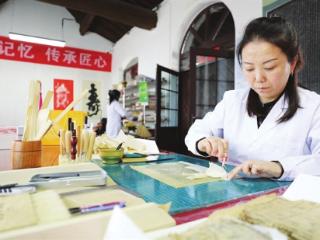 新春走基层：匠心巧手补残卷 古籍修复师的新年心愿