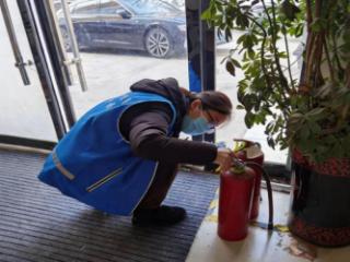 济宁市任城区金城街道兴东社区：网格员巡查除隐患 筑牢消防安全防线