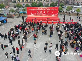 【新春走基层】务川：“点对点”专车助力务工人员返岗复工