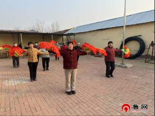 德州天衢新区抬头寺镇开展“彩扇轻扬 秧歌传情”老年公益秧歌培训活动