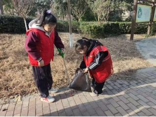 济宁太白湖新区许庄街道荷韵花园社区寒假公益课堂：小小志愿者在行动