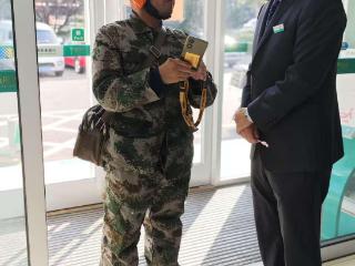 俯身倾听，让服务更有温度——记农行大堂经理为农民工解锁银行卡的暖心一幕