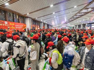 今早，毕节1200人免费坐高铁！