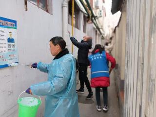 济宁市任城区阜桥街道粉莲街社区：铲除小广告，美化新家园