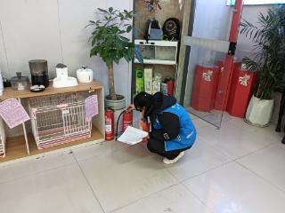 济宁市任城区阜桥街道贤路街社区开展“筑牢安全防线，守护商户平安”消防安全检查行动