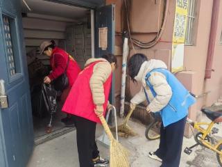 济宁市任城区济阳街道电苑社区开展“洁净楼道 美我家园”环境清洁整治活动